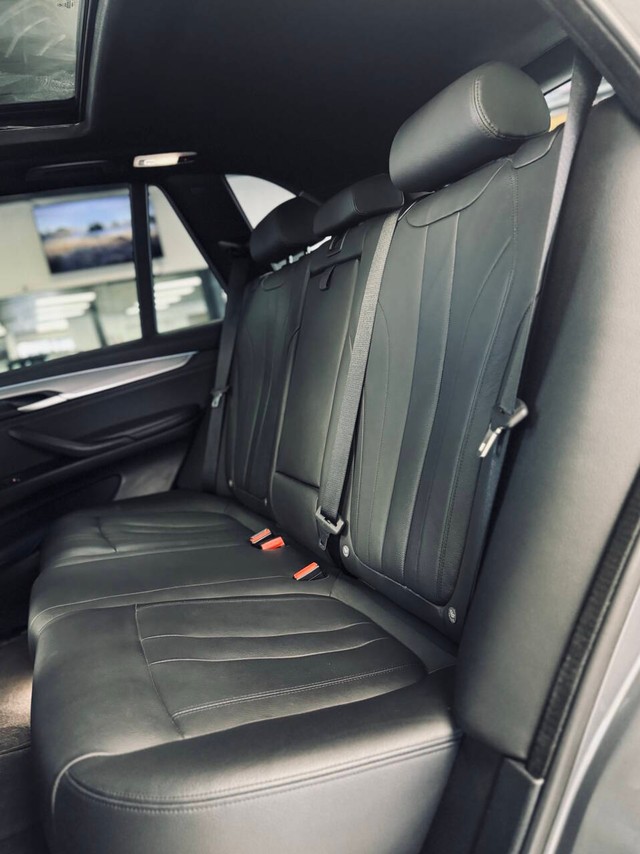 BMW X5 Vehicle Full-screen Gallery Image 17