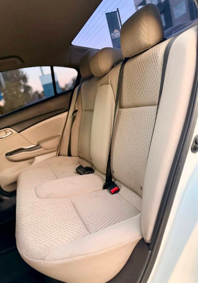 Honda Civic Vehicle Full-screen Gallery Image 12