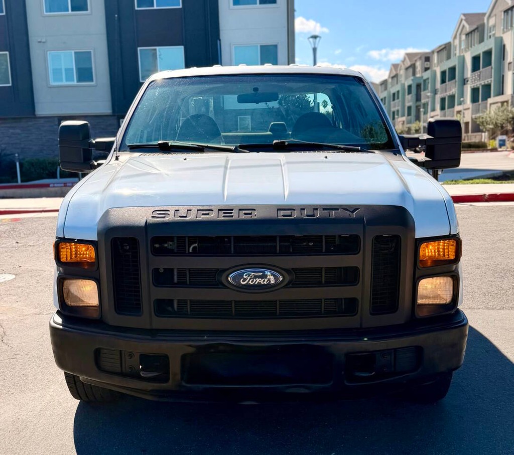 Ford Super Duty F-250 SRW Vehicle Full-screen Gallery Image 03