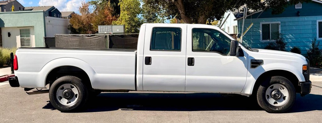 Ford Super Duty F-250 SRW Vehicle Full-screen Gallery Image 05