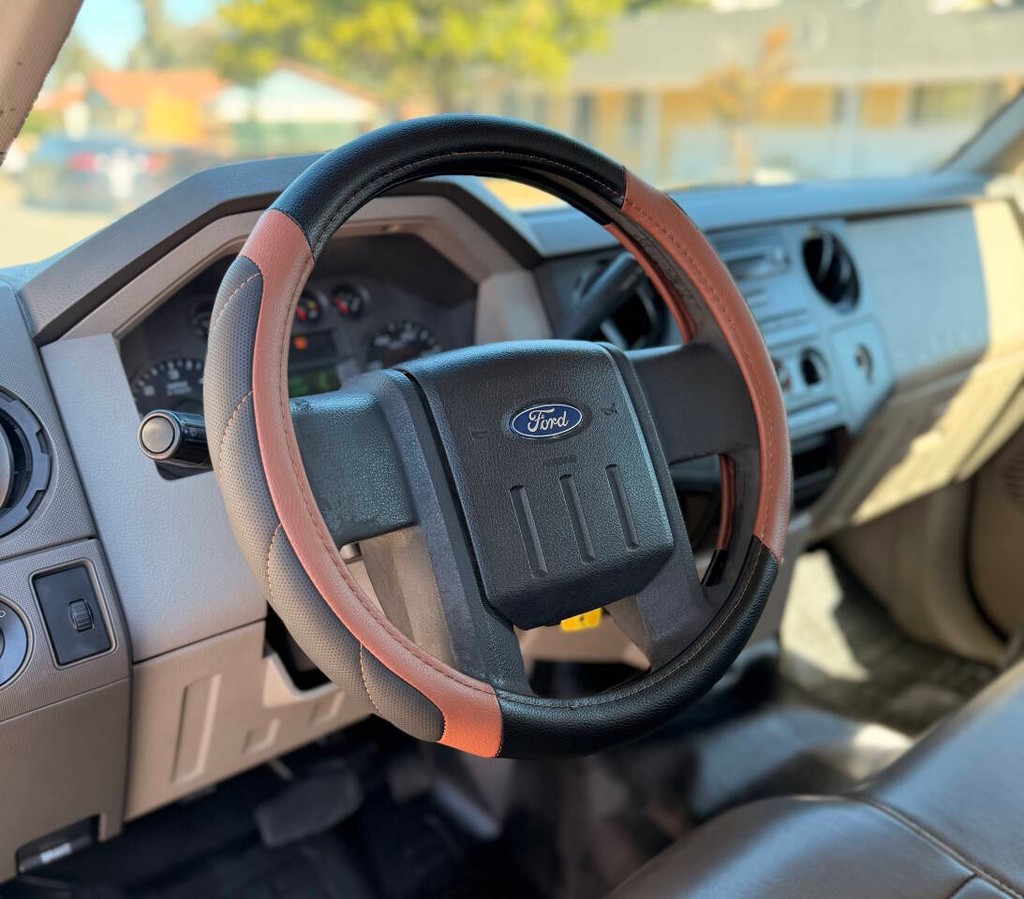 Ford Super Duty F-250 SRW Vehicle Full-screen Gallery Image 09