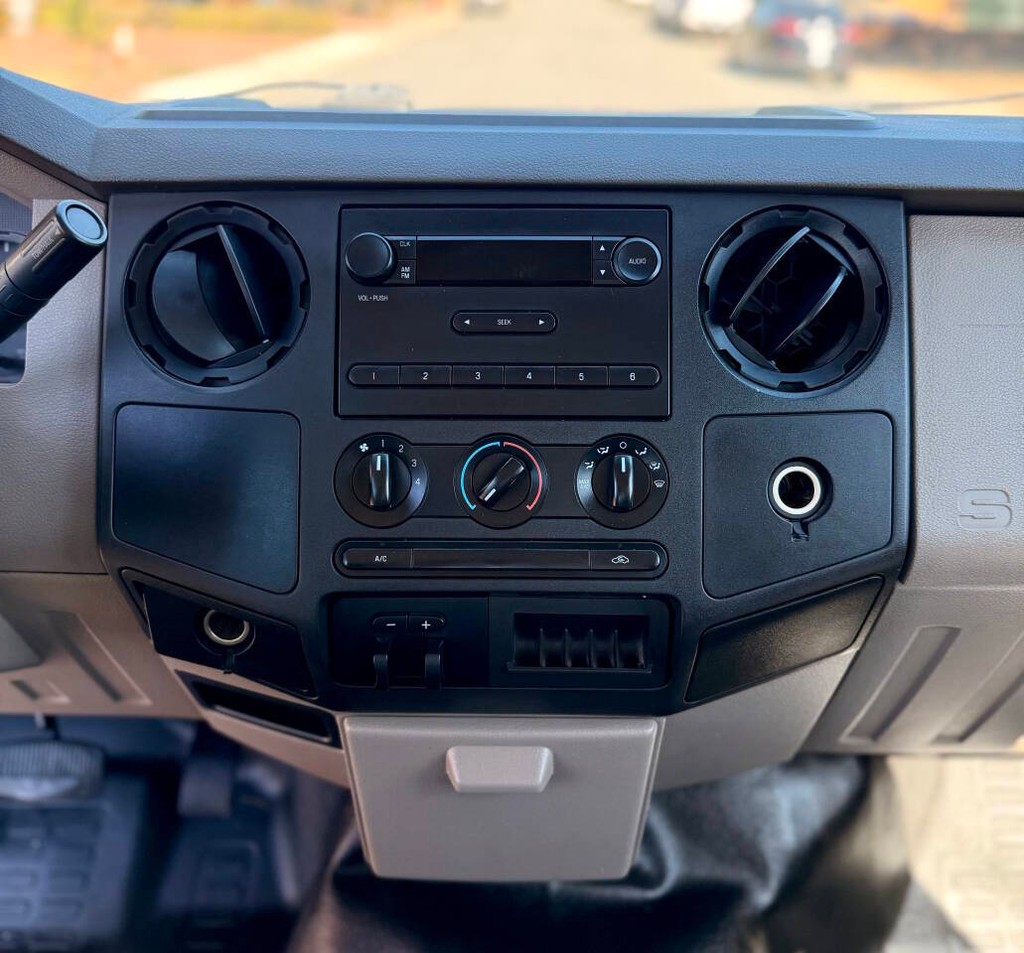 Ford Super Duty F-250 SRW Vehicle Full-screen Gallery Image 10