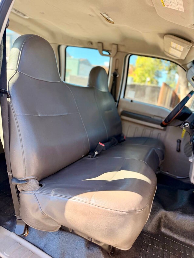 Ford Super Duty F-250 SRW Vehicle Full-screen Gallery Image 12