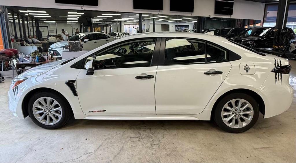 Toyota Corolla Vehicle Full-screen Gallery Image 04