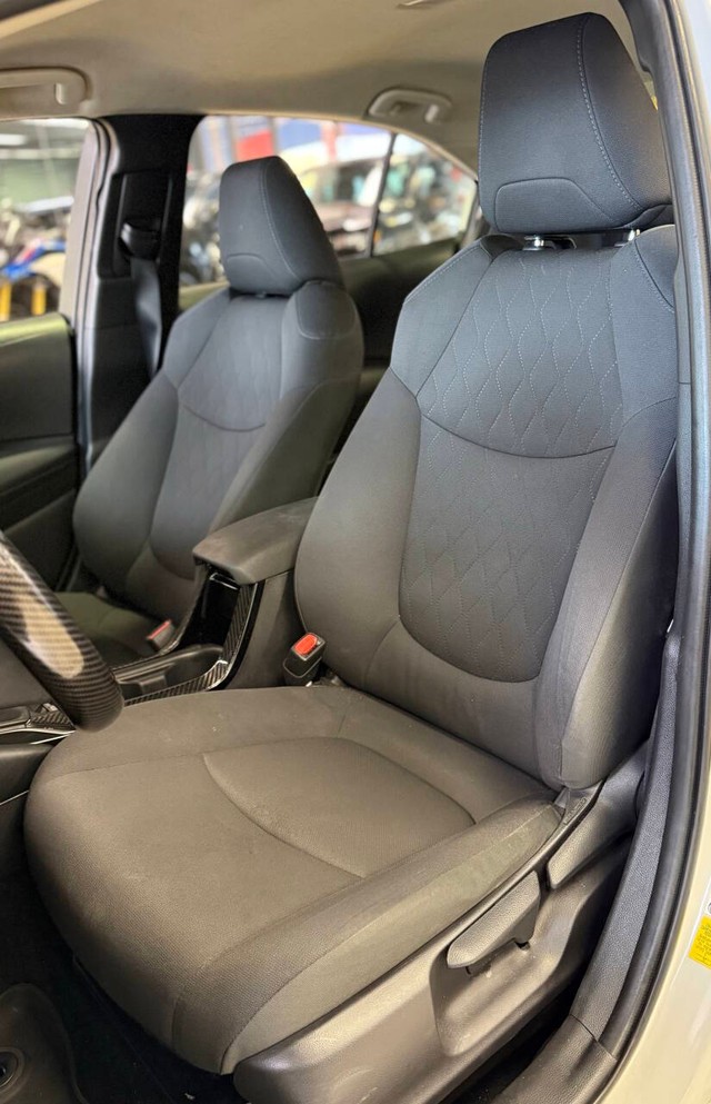 Toyota Corolla Vehicle Full-screen Gallery Image 13