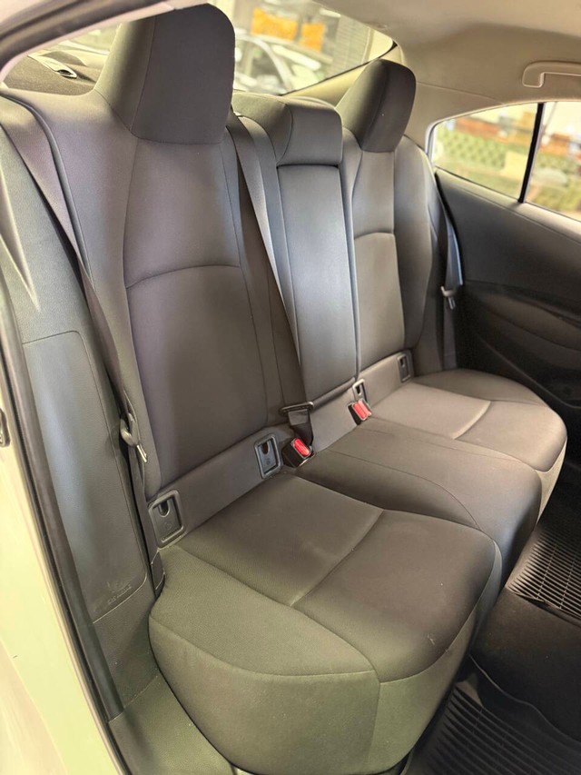 Toyota Corolla Vehicle Full-screen Gallery Image 15