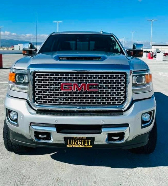 GMC Sierra 2500HD Vehicle Full-screen Gallery Image 02