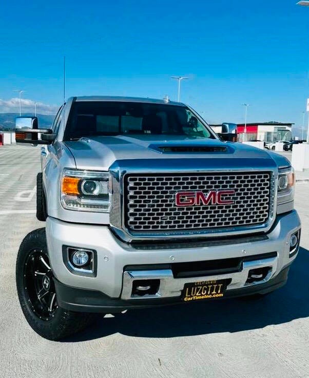 GMC Sierra 2500HD Vehicle Full-screen Gallery Image 03