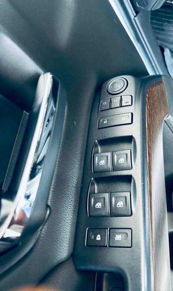 GMC Sierra 2500HD Vehicle Full-screen Gallery Image 17