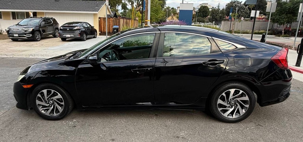 Honda Civic Sedan Vehicle Full-screen Gallery Image 04