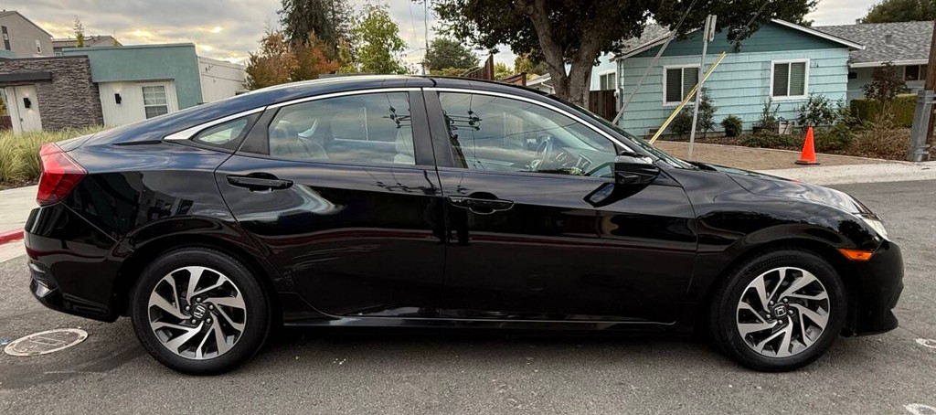 Honda Civic Sedan Vehicle Full-screen Gallery Image 05