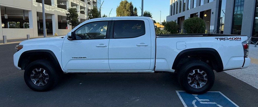 Toyota Tacoma 4WD Vehicle Full-screen Gallery Image 03