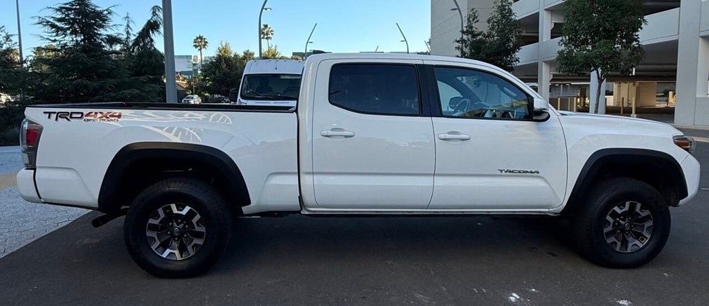 Toyota Tacoma 4WD Vehicle Full-screen Gallery Image 05