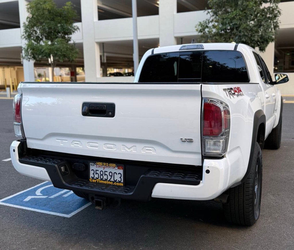 Toyota Tacoma 4WD Vehicle Full-screen Gallery Image 06