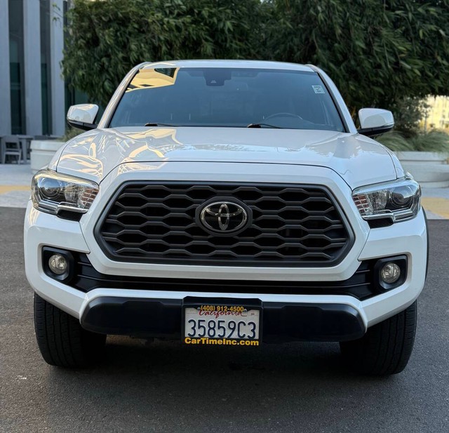 Toyota Tacoma 4WD Vehicle Full-screen Gallery Image 02