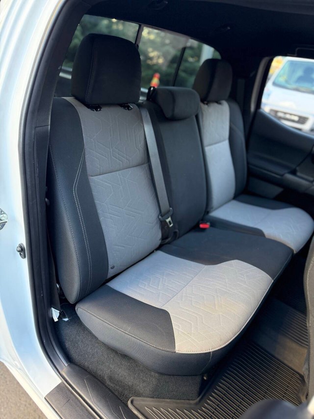 Toyota Tacoma 4WD Vehicle Full-screen Gallery Image 14