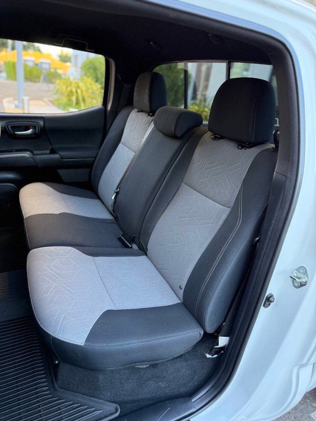 Toyota Tacoma 4WD Vehicle Full-screen Gallery Image 15