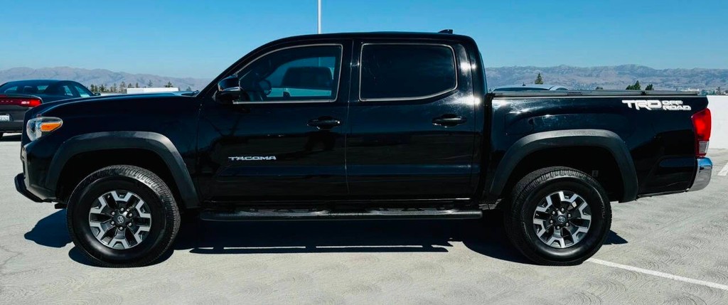 Toyota Tacoma Vehicle Full-screen Gallery Image 04