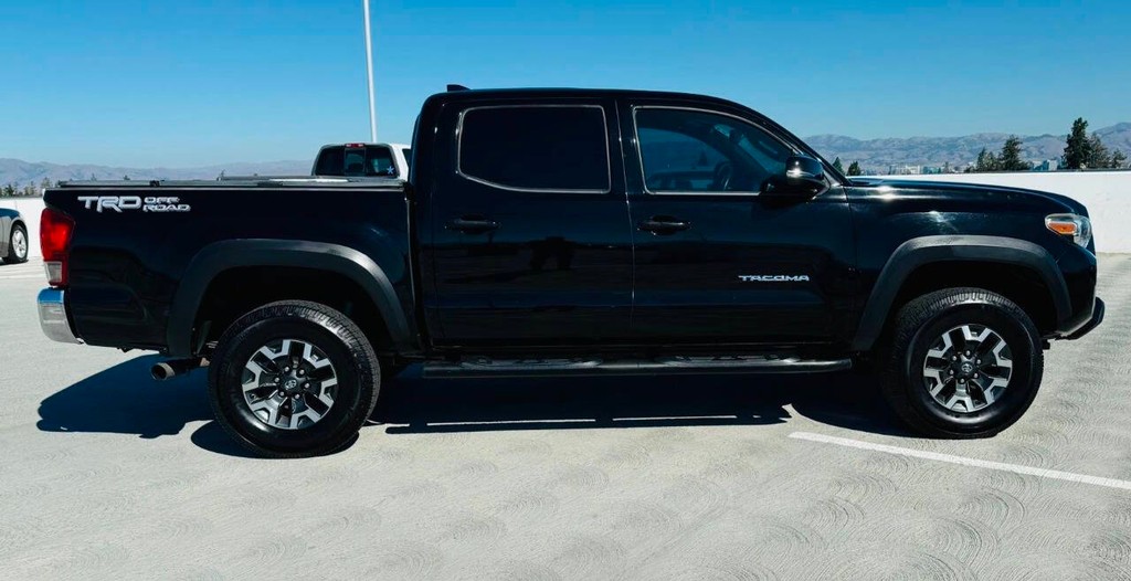 Toyota Tacoma Vehicle Full-screen Gallery Image 08