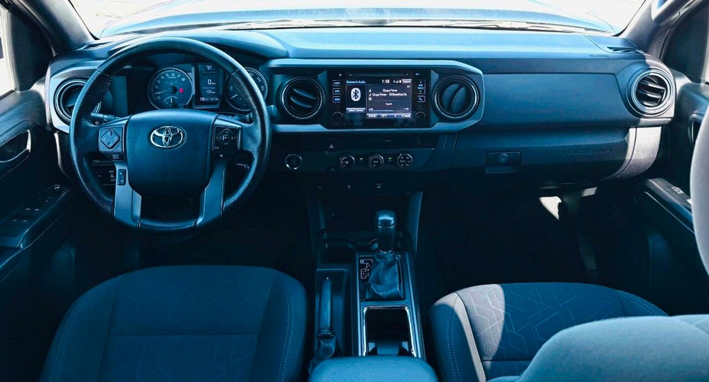 Toyota Tacoma Vehicle Full-screen Gallery Image 09