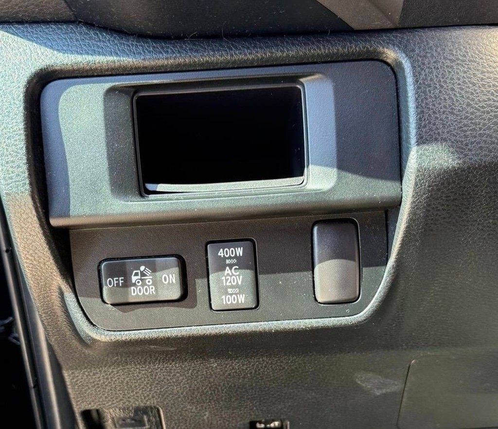 Toyota Tacoma Vehicle Full-screen Gallery Image 18