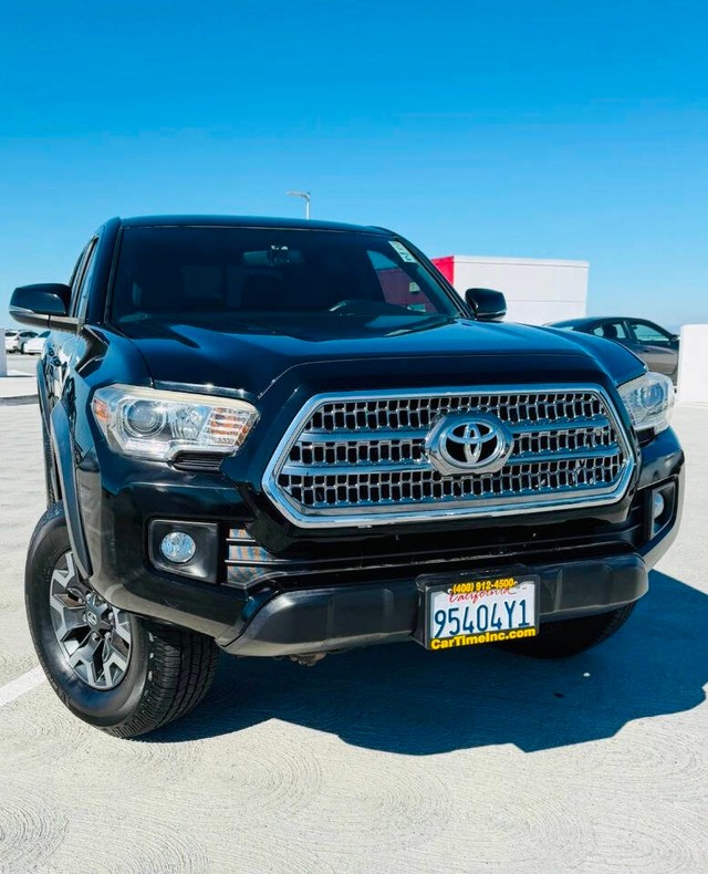 Toyota Tacoma Vehicle Full-screen Gallery Image 03