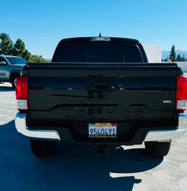 Toyota Tacoma Vehicle Full-screen Gallery Image 06