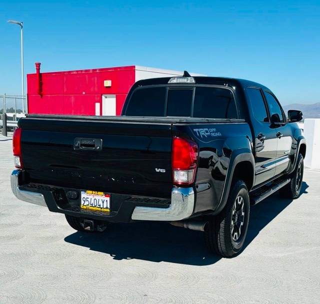 Toyota Tacoma Vehicle Full-screen Gallery Image 07
