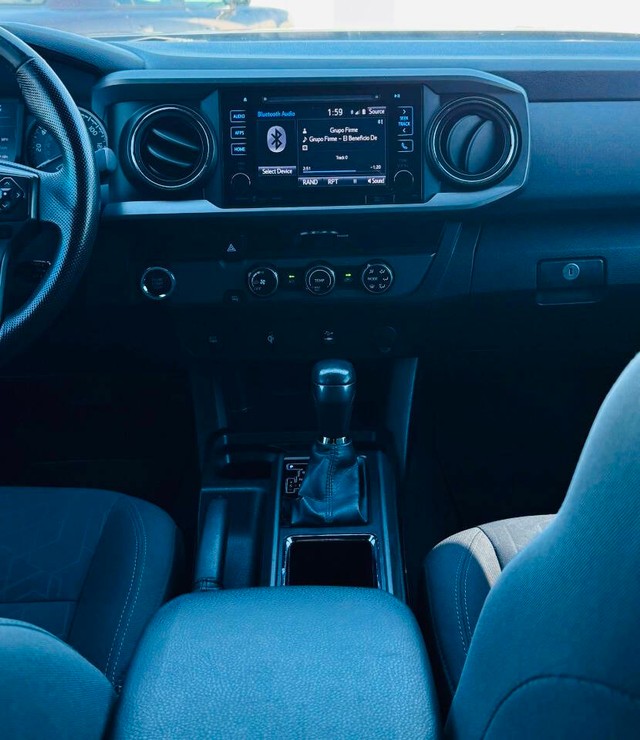 Toyota Tacoma Vehicle Full-screen Gallery Image 10