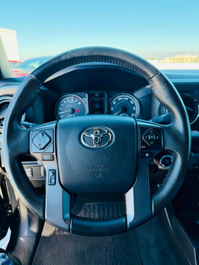 Toyota Tacoma Vehicle Full-screen Gallery Image 11