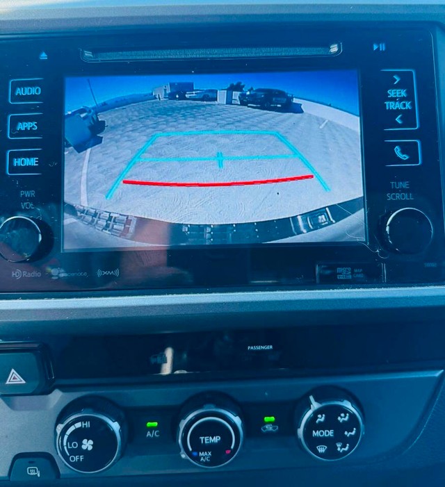 Toyota Tacoma Vehicle Full-screen Gallery Image 12