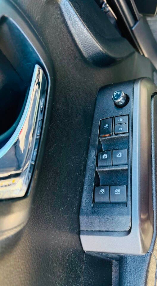 Toyota Tacoma Vehicle Full-screen Gallery Image 13