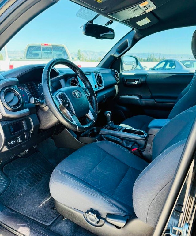 Toyota Tacoma Vehicle Full-screen Gallery Image 14