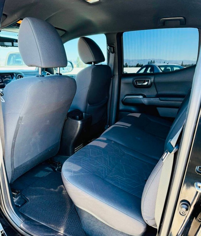 Toyota Tacoma Vehicle Full-screen Gallery Image 15