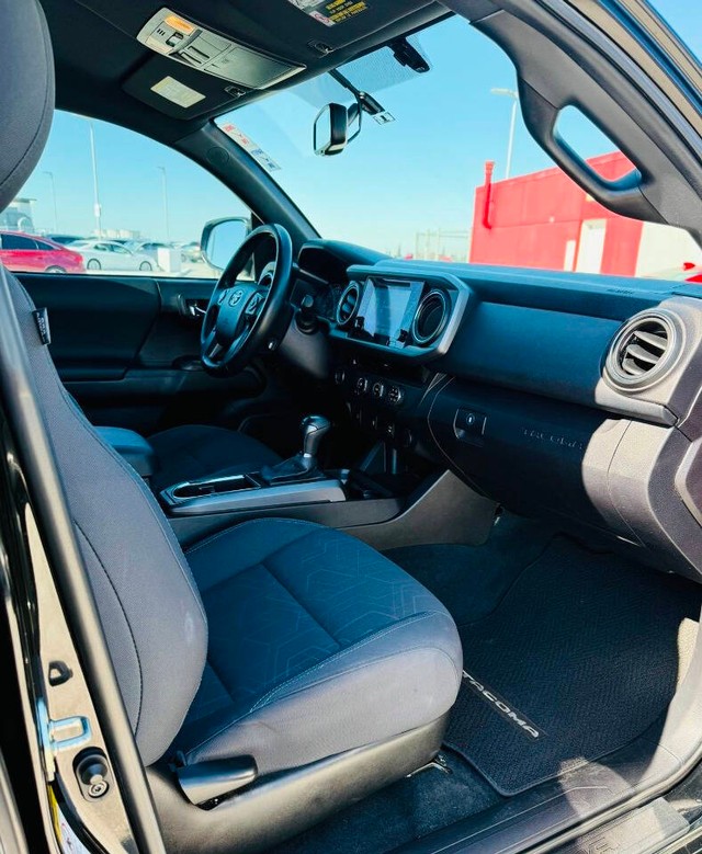 Toyota Tacoma Vehicle Full-screen Gallery Image 16