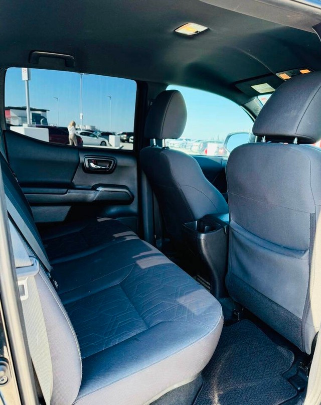 Toyota Tacoma Vehicle Full-screen Gallery Image 17