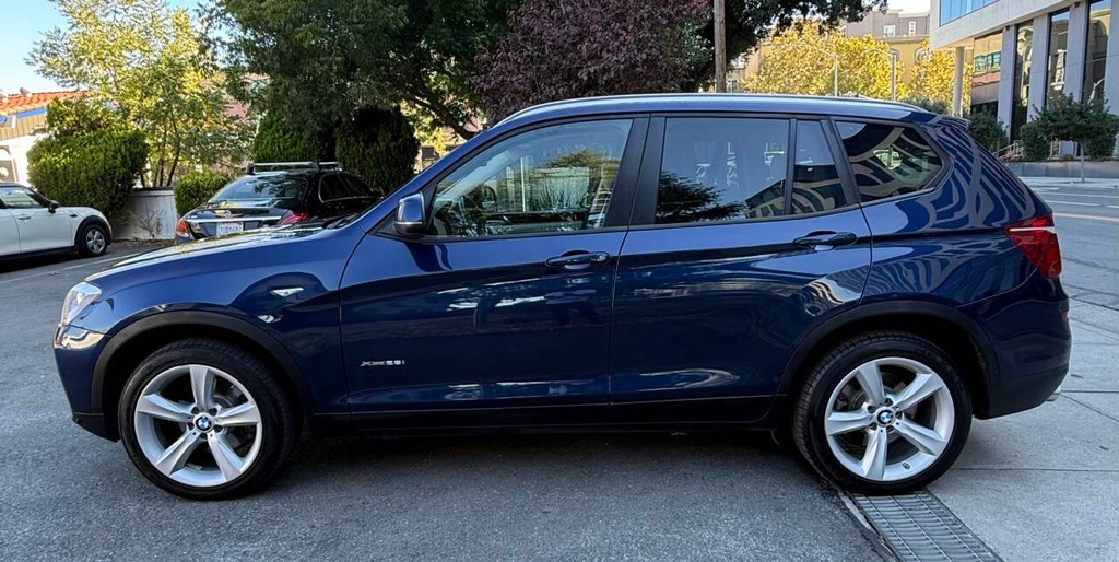 BMW X3 Vehicle Full-screen Gallery Image 04