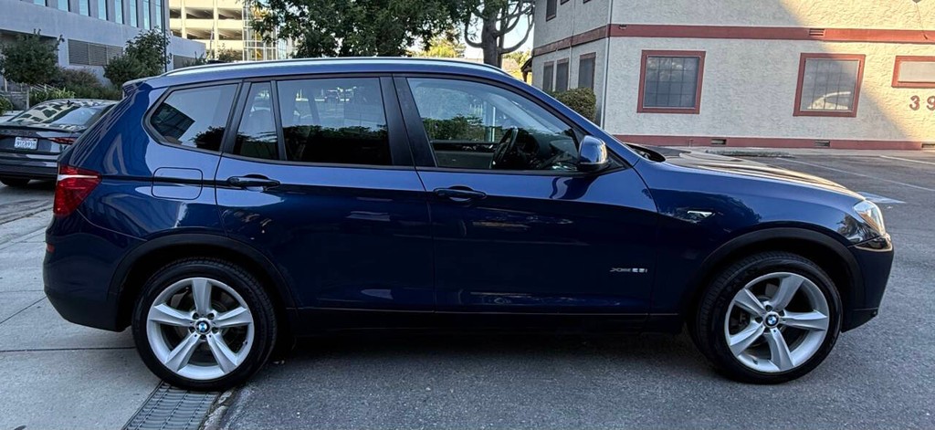 BMW X3 Vehicle Full-screen Gallery Image 05