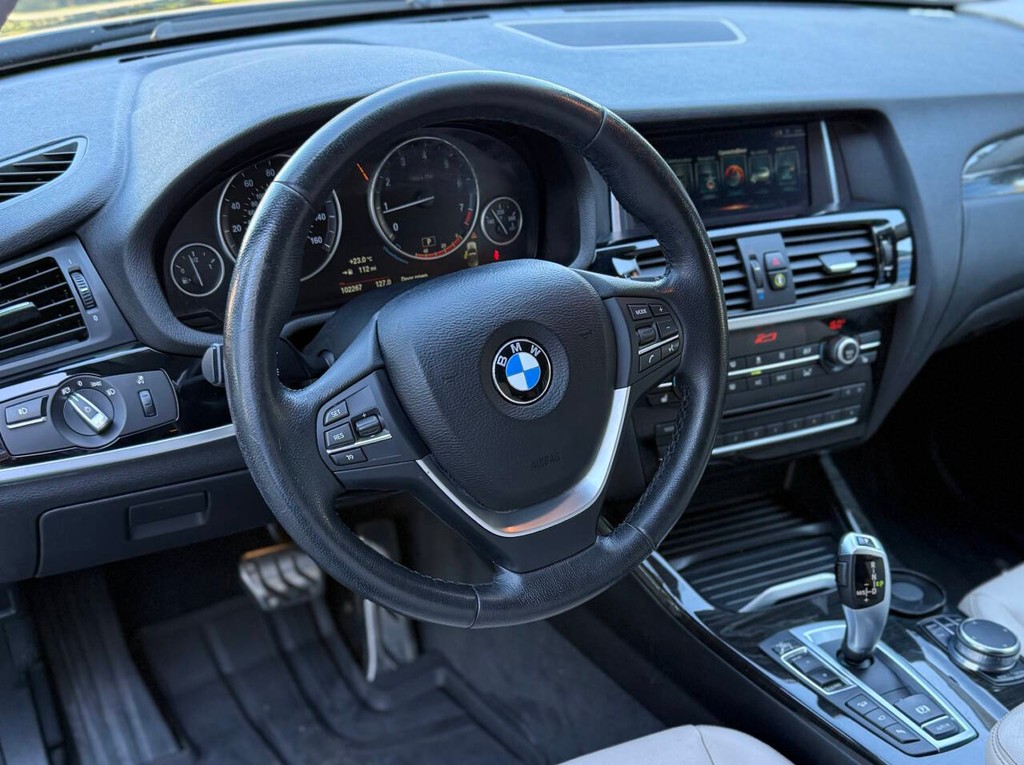 BMW X3 Vehicle Full-screen Gallery Image 09