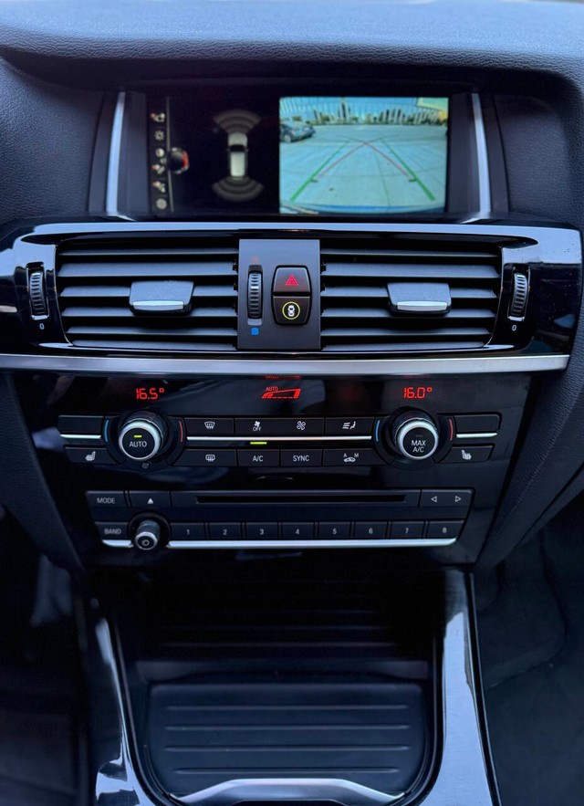 BMW X3 Vehicle Full-screen Gallery Image 11