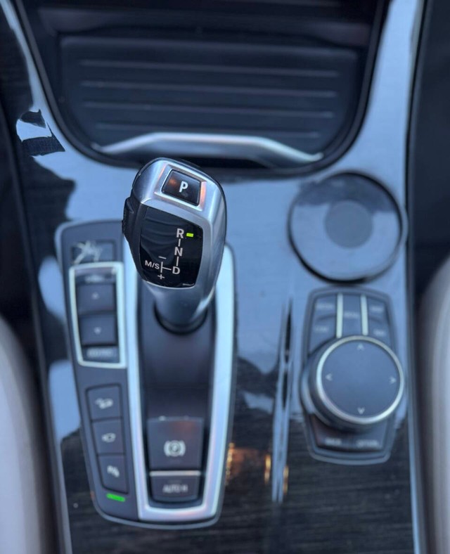 BMW X3 Vehicle Full-screen Gallery Image 12