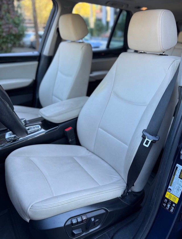 BMW X3 Vehicle Full-screen Gallery Image 13