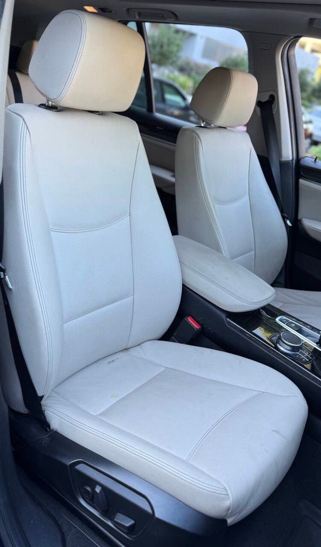 BMW X3 Vehicle Full-screen Gallery Image 14