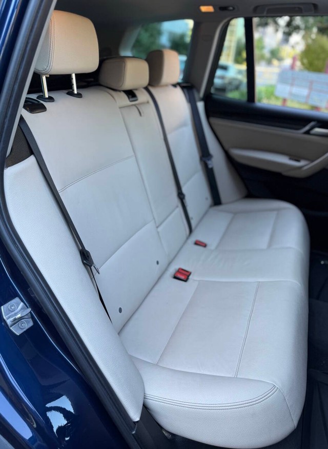 BMW X3 Vehicle Full-screen Gallery Image 15