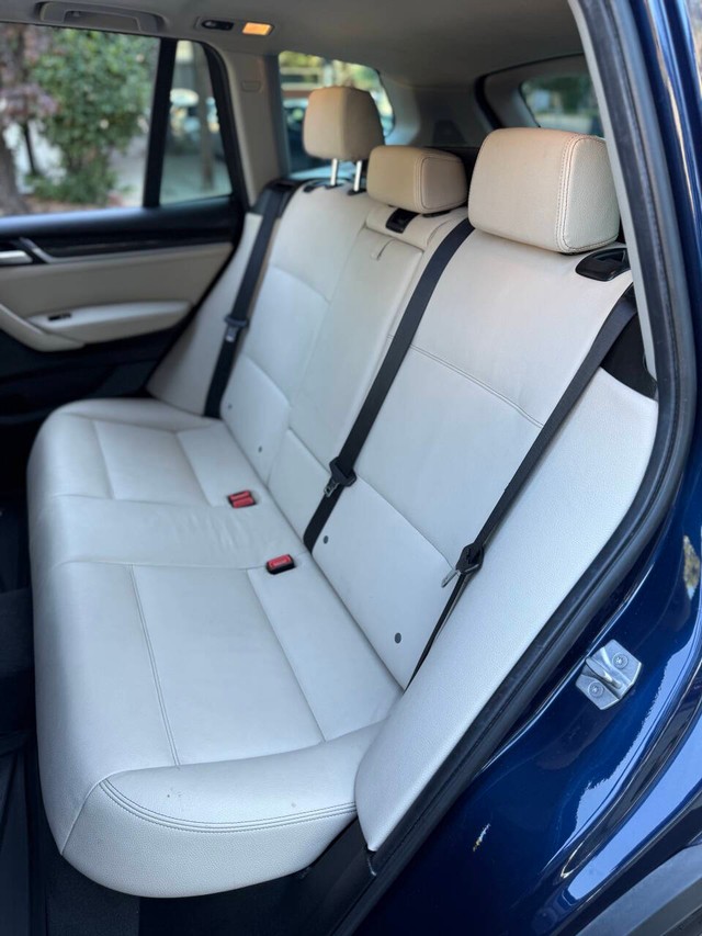 BMW X3 Vehicle Full-screen Gallery Image 16