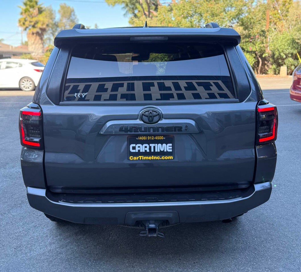 Toyota 4Runner Vehicle Full-screen Gallery Image 07