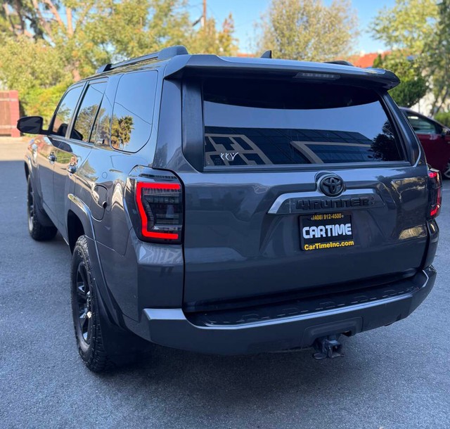 Toyota 4Runner Vehicle Full-screen Gallery Image 08