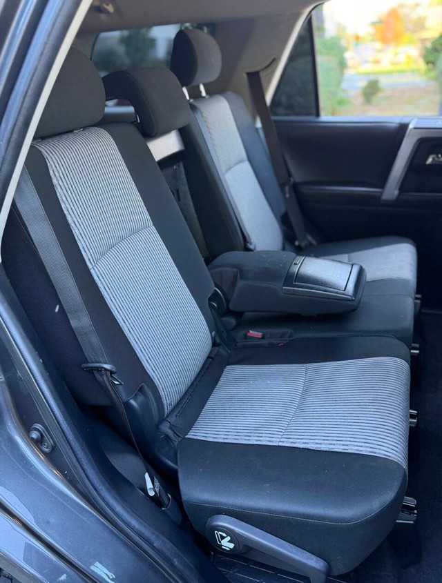 Toyota 4Runner Vehicle Full-screen Gallery Image 15