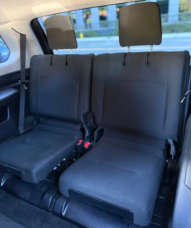 Toyota 4Runner Vehicle Full-screen Gallery Image 17