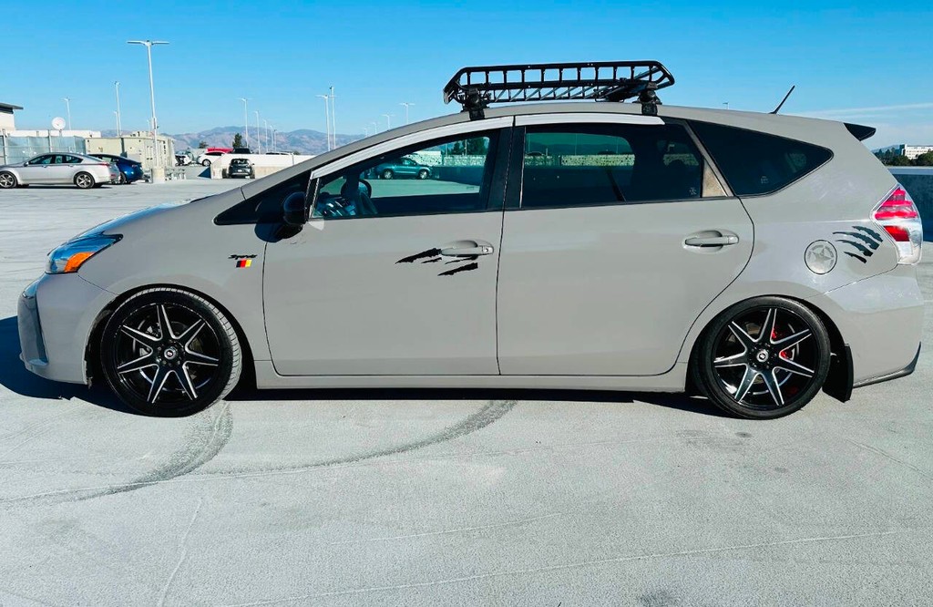 Toyota Prius v Vehicle Full-screen Gallery Image 04